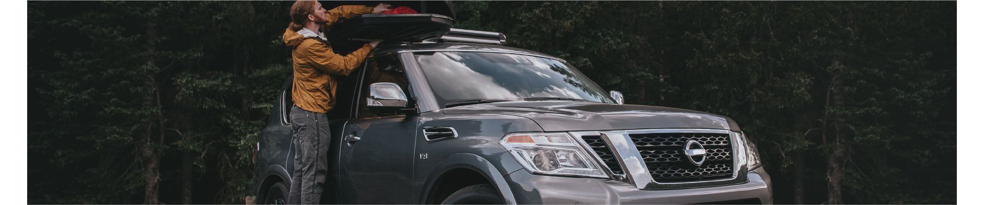 Auto_Desktop Man reaching into car roof storage box