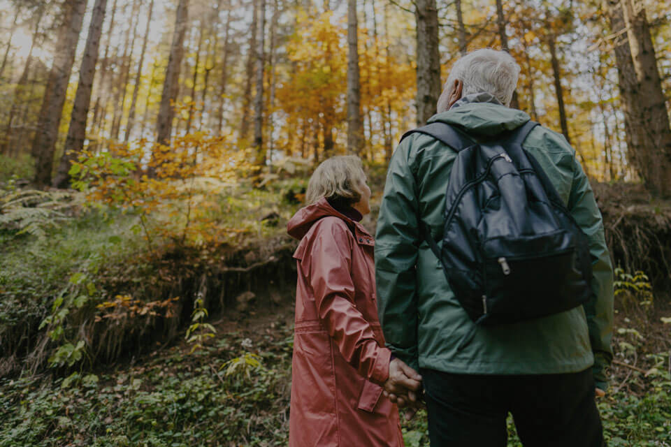 IMG-moneymarket-hikers-v1b Couple hiking in woods